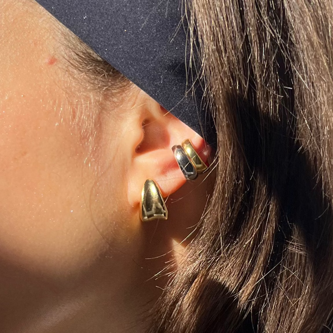 THE AVA HOOP - 18K ゴールド バーメイル