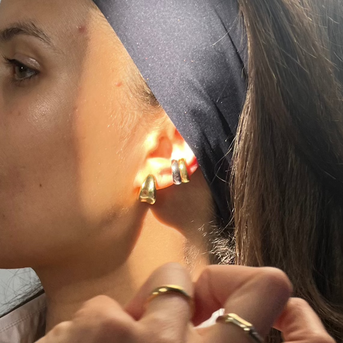 THE AVA HOOP - 18K ゴールド バーメイル